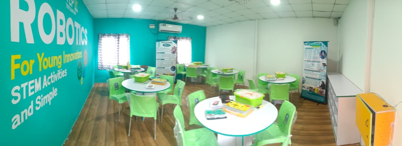 Wide view of the STEP IT STEM Robotics lab